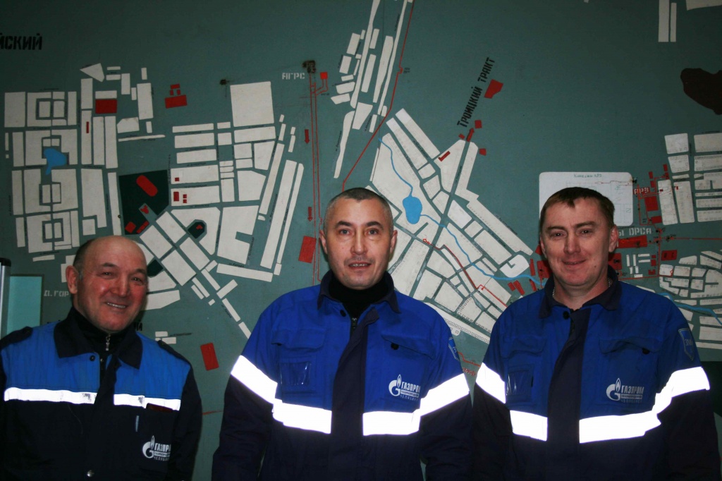 Слева- направо: Водитель бригады АДС Рафаэль Юсупов, слесари Евгений Зайцев и Андрей Гальд. Бригада-Коркино.jpg